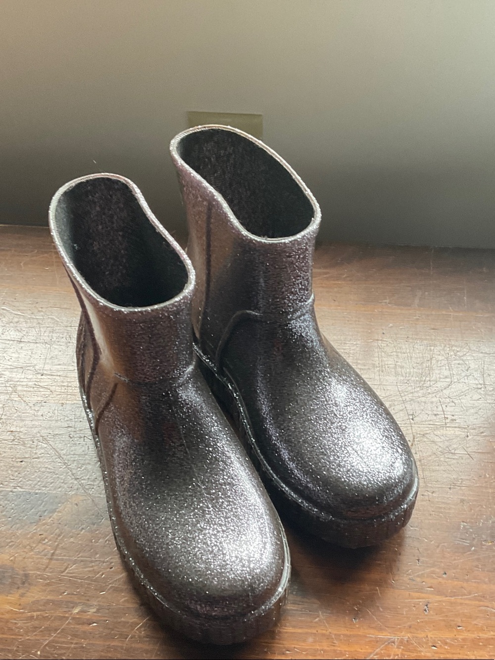 Women’s UGG  glittery rainboots 6